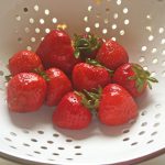 durchschlag_mit_erdbeeren
