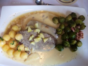 Hauptspeise: Tafelspitz mit Meerrettichsauce, Kartoffeln und Rosenkohl