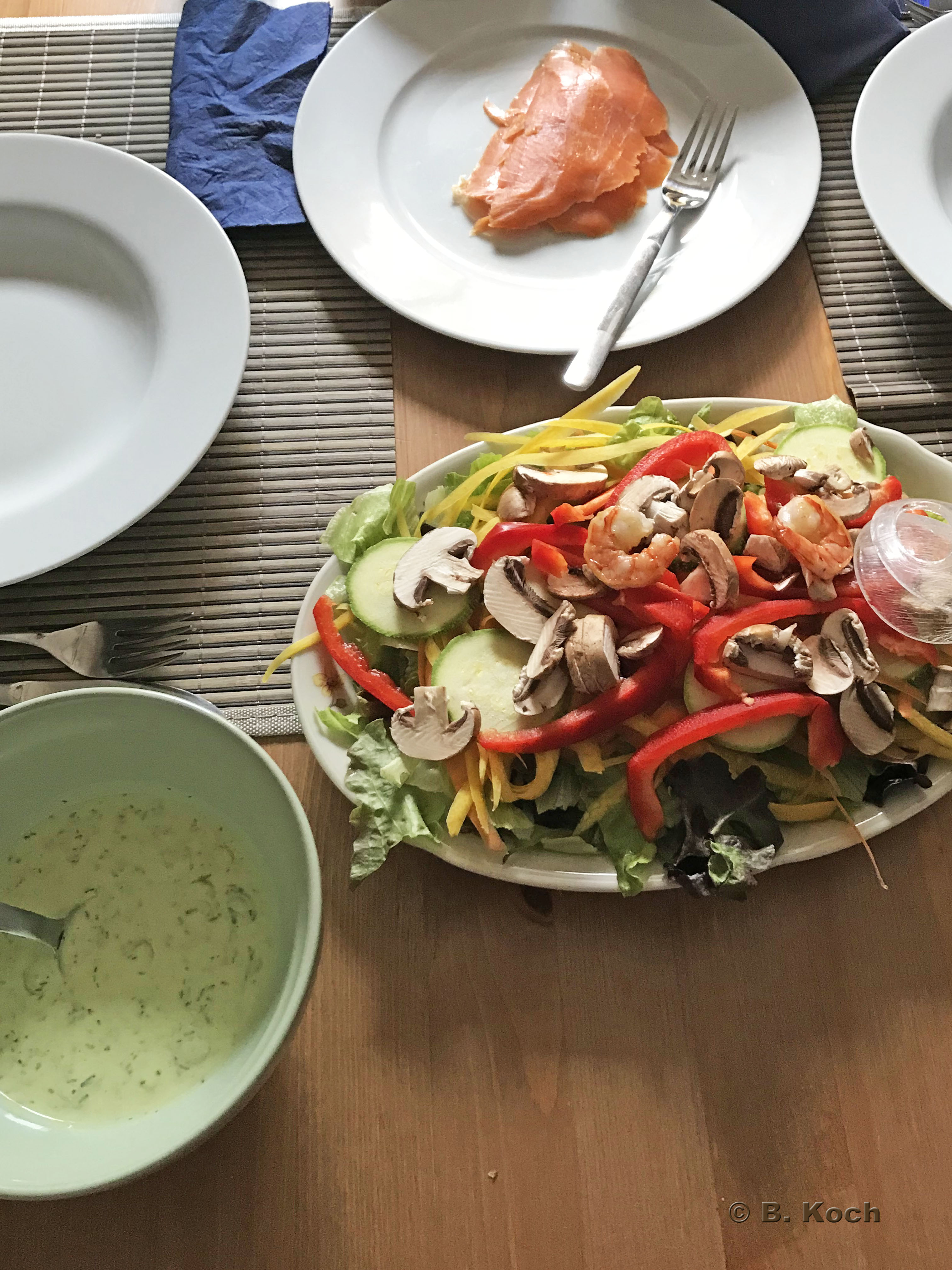 Gemischte Salatplatte mit Black-Tiger-Prawns und Räucherlachs | Brittas ...